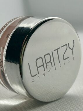 Laritzy Cosmetics Dew Pot Illuminator in Utopia